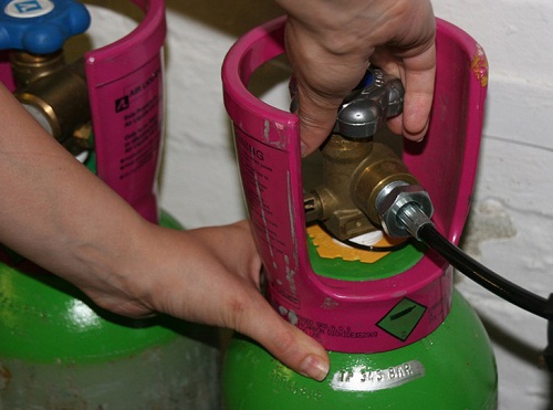Bước 3: Kiểm tra mùi gas trong khu vực bếp