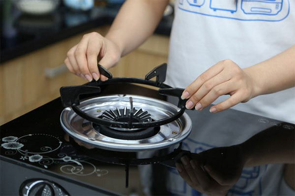 Tại sao bạn nên gọi dịch vụ sửa chữa bếp gas tại TP.HCM thay vì tự sửa tại nhà?